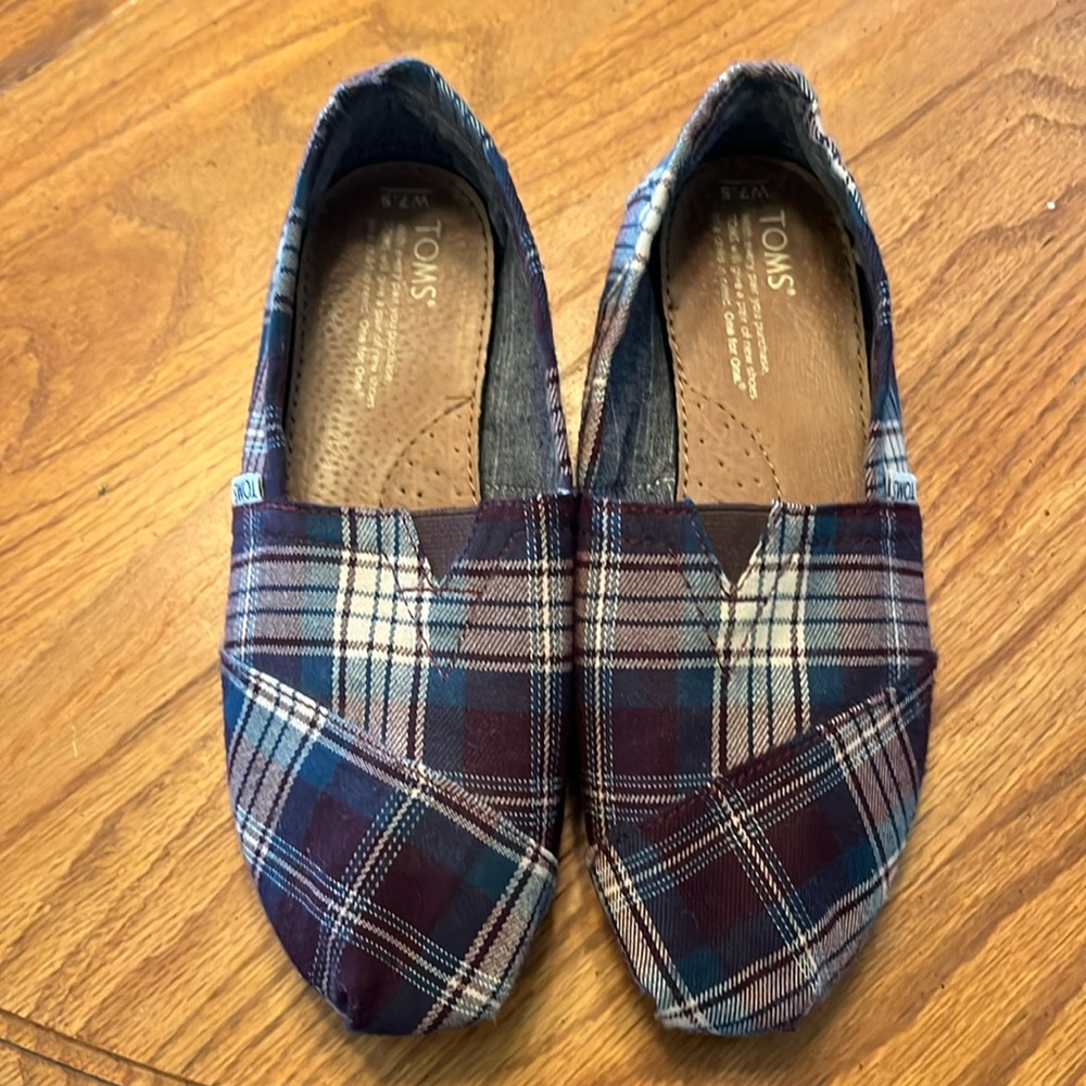 Tom’s women’s size 7.5